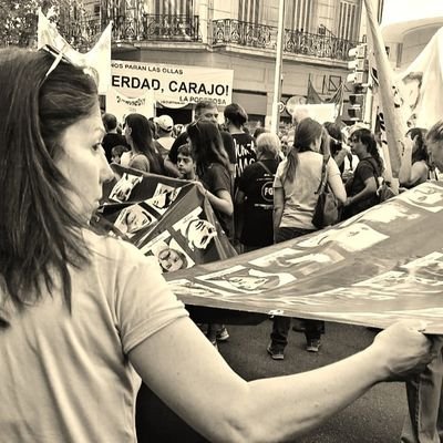 Ex todo, todo.
Néstor la llamó Mujer Coraje y no se equivocó. 
Abogada, editora de composiciones visuales.
Tomo pero no cebo ✌🌞