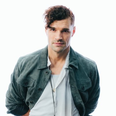 G’day! 🤝 Husband to @moriahsmallbone. 👧🏾 Member of @4kingandcountry. 🥁 Friend of yours.