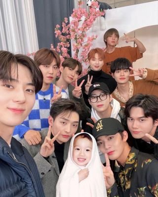 kristine_anne04's profile picture. 워너원 X 워너블 영원히 사랑해🙆💕
강다니엘🐶
박지훈🐰
이대휘🦦
김재환🥟
옹성우🐱
박우진🐦
라이관린🐣
윤지성🍚
황민현🐺
배진영🐈
하성운☁
