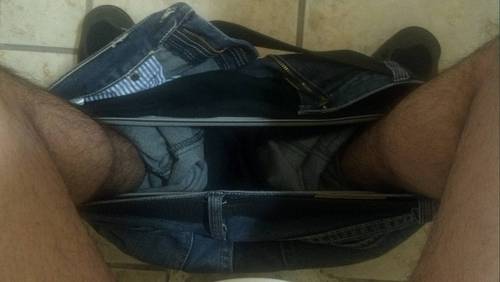 MientrasCago's profile picture. Lo que uno piensa y twittea mientras se la pasa cagando! No se amarguen! toda la cagada no es personal!