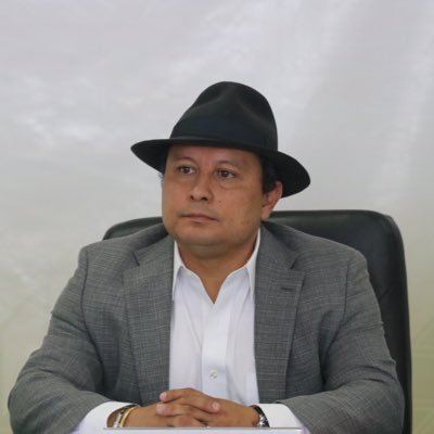 Mexicano, resiliente, rebelde, enófilo, católico, tragaldabas, constante, optimista, legista, sapiosexual, frangicida de mi alma, pensador, inspirado y leal.