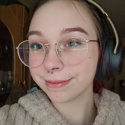 alinaaaa_03's profile picture. 