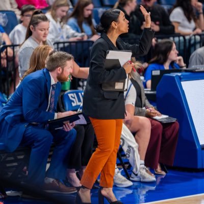 SLU WBB RC & AC •MA born & raised •leaving things better than I found them •speaks fluent coffee •supporter of all things MH in sports •insta: coach_kelsj