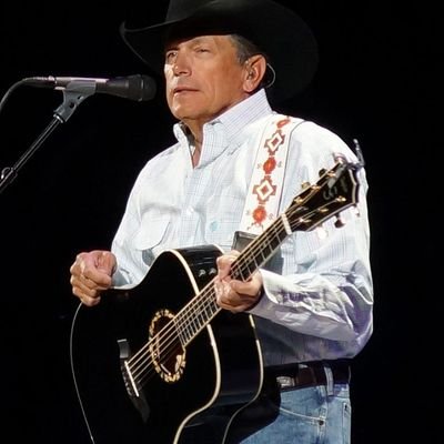 The Official Twitter fanpage of George Strait. 
#HonkyTonkTimeMachine Out Now!