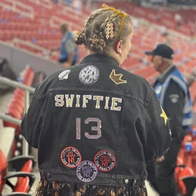 pathological people pleaser & eldest daughter | sports girlie 🏒🏈🏀⚾️ #VegasBorn #FTTB #DubNation #SFGiants