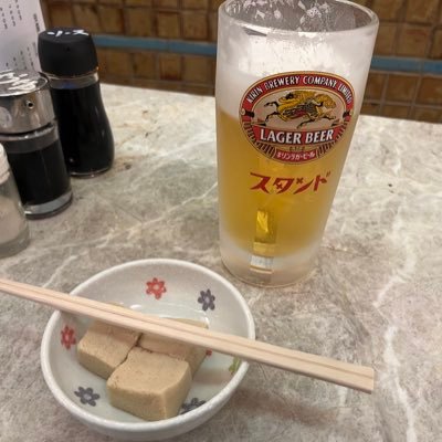 酒を飲む