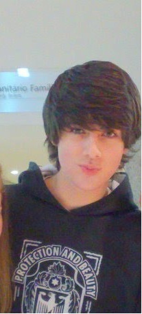 bom , tenho namorada , sou muito bebum haha , e se quiserem meu msn lucasfaarias@live.com