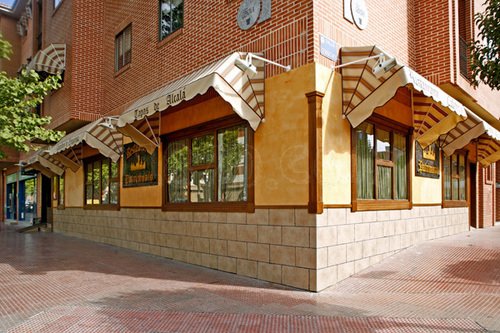 Restaurante con una larga trayectoria en Alcala de Henares. Cocina tradicional de diseño. Menus diseñados con gusto. Tlf: 91 882 63 96