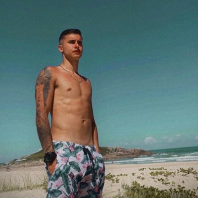 Escrevo roteiros de humor, poesias de corno, notícias chatas de ler, e muitas coisas que a sociedade tem preguiça de prestar atenção 📝🤷♂️