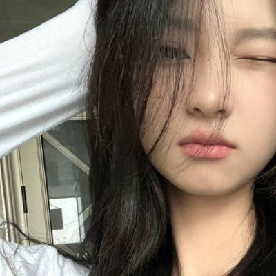 She flapped her gracefully wings passing over 𝐶𝑦𝑏𝑒𝑟'𝑠 𝐺𝑎𝑙𝑎𝑥𝑦 and carrying a spark of moonlight to spoiled all eyes.