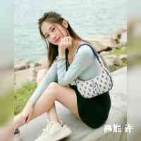 uuxyanni's profile picture. メリーゴーランド京都 店長／子どもの本専門店／mail：https://t.co/7g4cUrrXIS／営業時間：10:00AM - 06:00PM ​ 木曜日定休 ／ラジオクライニ anchor.fmradiokuraini
🎠お問い合わせはメリーゴーランド京都まで。