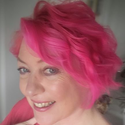 lindascyprus's profile picture. Start the day with a dance to Three Little Birds. Guaranteed to make you smile inside.  🇺🇦 🖤😃 🐦