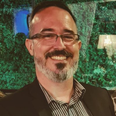 Consultor e gestor da saúde e DJ por hobby