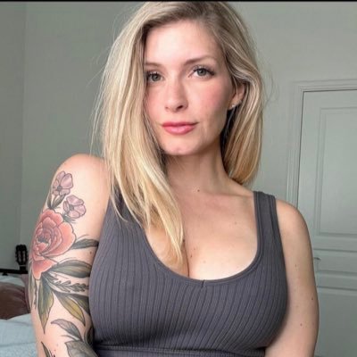 AngelinaHe9297's profile picture. 