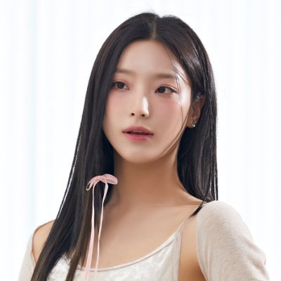 𓏲 🦊  https://t.co/tKESONPJoj : A  captivating  blend  of  pretty  and  sexy. Let's meet the irresistible captain fox of fromis_9, 𝙇𝙚𝙚 𝙎𝙖𝙚𝘳𝘰𝘮  𔘓𓂃