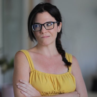 Traduïsc, compre llibres i els llig i intente viatjar :) Llengua, llibres, bàsquet, viatges, quotidianitat. Ja no visc davant la mar. Compte personal