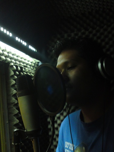 Amante dela música y el rap, me encanta grabar, producir a la gente que hace música. Ingeniero en electrónica y Automatización.