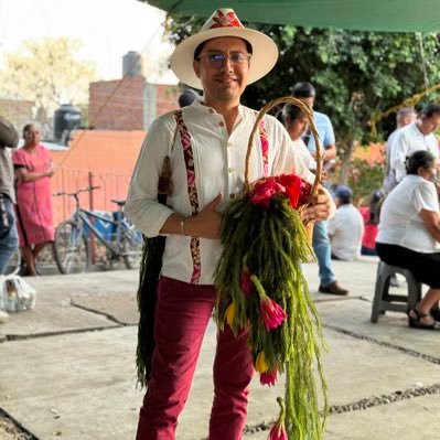 Comunicólogo, conductor de TV  Apasionado de la Cultura, #OaxaqueñoDeCorazón.

#CrisaraTelevisión