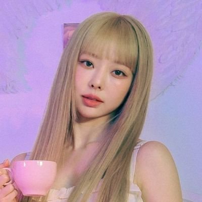 (she/her)  🇨🇱 Too late to explore the world, too early to explore the universe but just in time to stan LOOΠΔ. Fan acc.