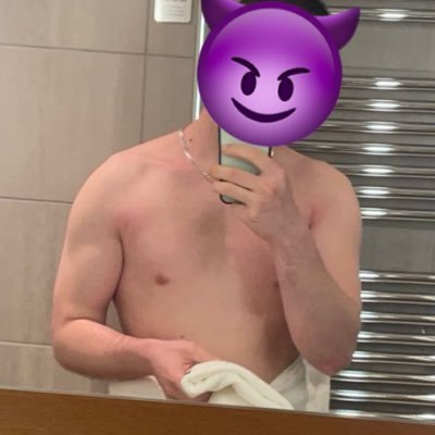 kinky guy with a big thick dick who likes it in his ass😈 camera man for @asweetiexx 😈selling if ur gay, bi or straight 😈 Pegging and solo content😈