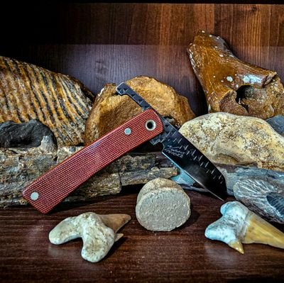 I'm a hobbiest maker, trying my hand at things like, Bronze casting, wood turning, metal turning, resin work, blacksmithing, blacksmithing, 3d printing etc