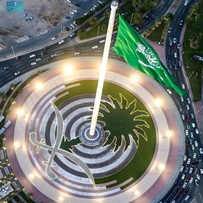 ياعزة النفس كوني في العلا قمرا
فالعيش دونك مثل الغصن إن مالا
ماقيمة المرء إن ضاعت كرامته
فضل الكرامة يعلوا الجاه والمالا..!