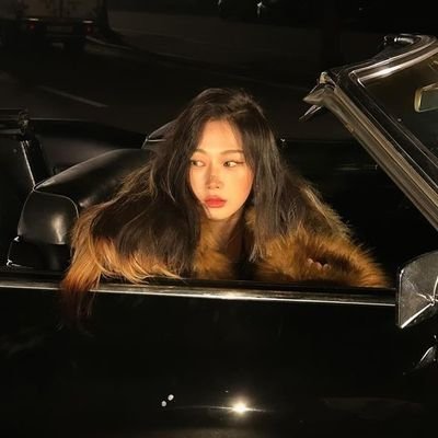 ⋒ ⋒  𝗹𝗮𝗸𝗼𝗻 𝗳𝗶𝗸𝘀𝗶  . .  💭  Puan pemilik gerak tawa semanis senja, Aeri Uchinaga a.k.a Giselle namanya.