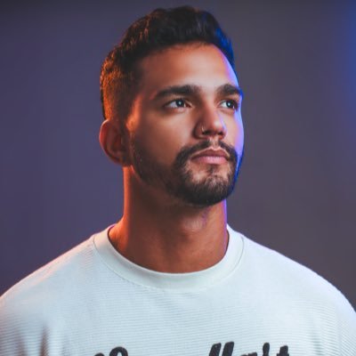 “Quem não é recôncavo e nem pode ser reconvexo” Deejay Open format • biscoiteiro • tímido mas só o suficiente •