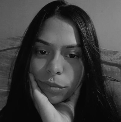 Autêntica, Longe de ser algo superficial, Energética entre ser Real, intensa buscando o lado bom e tentando não me perder na multidão, Ser é melhor que ter!