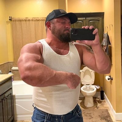 Muscle and size. Growing massive. Flexing. Masculine. Horny. Verse. 5’9 250lbs. Let’s grow 😈 insta: @codylarose