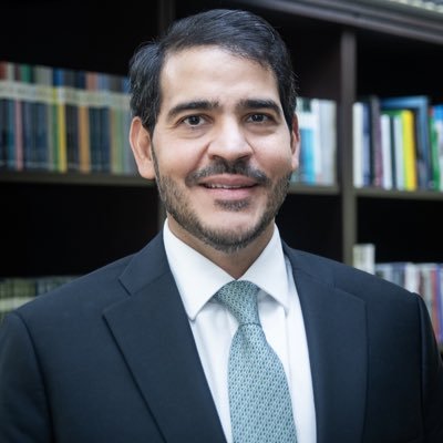 Ministro na Advocacia-Geral da União. Procurador da Fazenda Nacional. Pai de duas bençãos. Torcedor do Sport Club do Recife