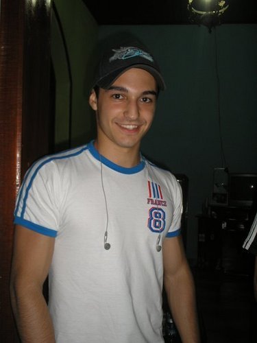 Pra te abraçar e dizer que um simples caso quer virar romance e depende só de você ♥
Since: 05/11/2010