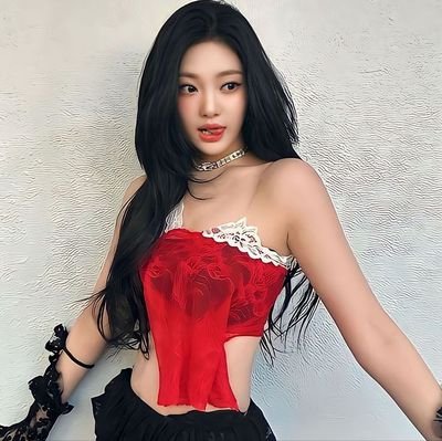 ꒰ Written by a fan – 2002 ꒱ ★ the Queen's steps, treading all corners of the earth with endless slay and tossing of hair, 𝙔𝙞𝙯𝙝𝙪𝙤 𝙉𝙞𝙣𝙜.