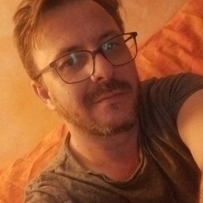 Jugador de todo, Paladín o Guerrero o Bardo según el caso, soñador 24/7, vegetariano nada estricto, dos trabajos, leo,plancho y friego. Tira cordura.