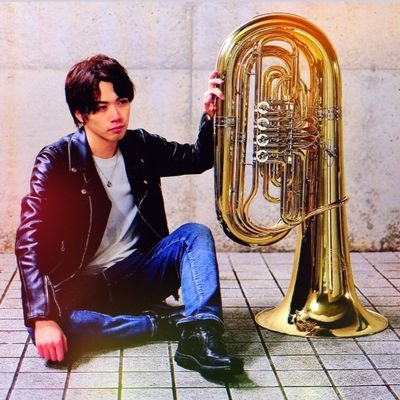 金沢大学卒からの尚美編入生。
オワリズム弁慶所属のチューバ奏者。
吹奏楽やアンサンブルの作曲したり、ジャズやファンクのジャムセッション行ったりしてます。実はポップスが大好き。
演奏、賛助、サポート、指導のご依頼はDMからお願いいたします。