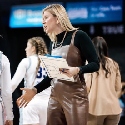 “this is the dream” GRL PWR ⚡️go bulls 🤘🏼
Assistant Coach for @ubwomenshoops 💙