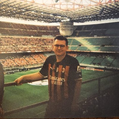 Ambtenaar / in eigen naam / Vak J - @kbeerschotva / @acmilan / bier & natuurwijn / neemt zichzelf en vooral Twitter niet al te au sérieux