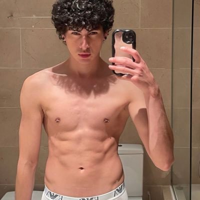 EXPLICIT CONTENT 🔞 184cm Latin boy 🇨🇱 DM para más ❤️‍🔥