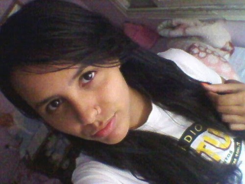 Aquariana, Chata, curiosa.  viciada em Coca cola, apaixonada por música, fotografia, cinema e roxo é minha cor favorita. (: