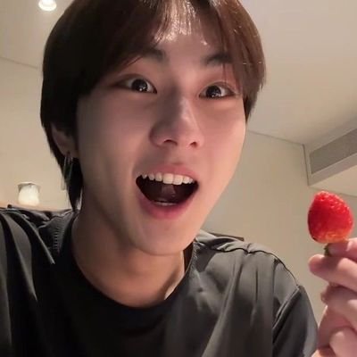 jungwon strawberry with chocolate