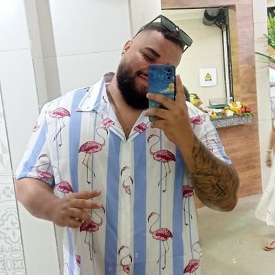 O médico veterinário mais legal do planeta.
Apreciador do futebol, NFL, NBA, animes e conhecedor de qualquer outro tema que você levantar na mesa de um bar.