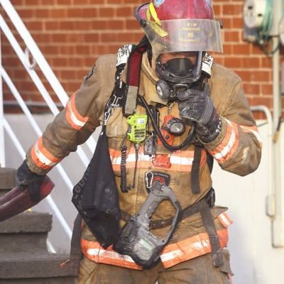 I'm a Fire/EMT Captain and also an Hazmat tech. / Je suis capitaine pompier/TMU et également technicien Haz-Mat.