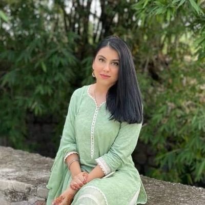 Proud daughter of Shaheed Arshad Shsrif-
#journalist  
proud daughter of Shaheed Arshad Shari| Fan Account of Aleeza Arshad Sharif | #AryNews #Reporter #Student