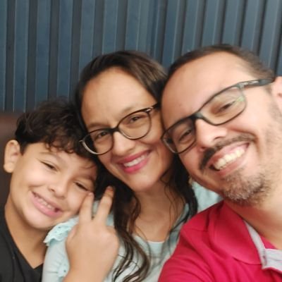 Marido e pai que ama a família, biomédico de formação, professor de vocação, teólogo em construção, webcrente... mas acima de tudo, APAIXONADO POR CRISTO!