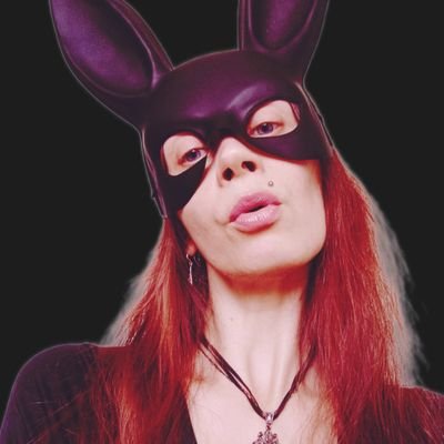 Gothic lady into cats, coffee, books, photography, lingerie, and more.  https://t.co/gVVbLvYThN No meet ups! Age verified links below 🔽🔽