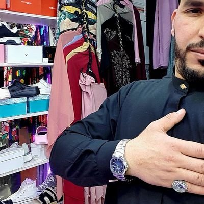 احب البقاء بمسافة امنة من الجميع لست بالقريب الملام ولا البعيد المنسي