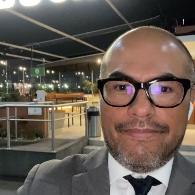 Internacionalista, diplomado en Estudios sobre Europa, especialista en Derechos Humanos y No Discriminación, Sistema Penitenciario abogado en grado de tentativa
