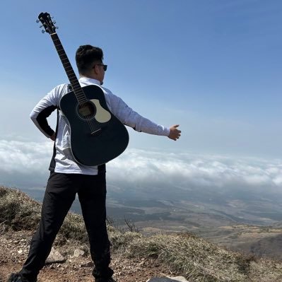 山頂ギター男です⛰️🎸 福岡の田舎で不定期にギター練習会してます！ 登山やギター練習会など興味がある方は気軽にDMください🙇‍♀️