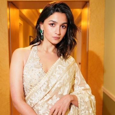 Fanpage of National award winner Alia Bhatt
Follow for daily Updates and News @aliaa08 ❤️
Upcoming movies - Jigra, Love and War