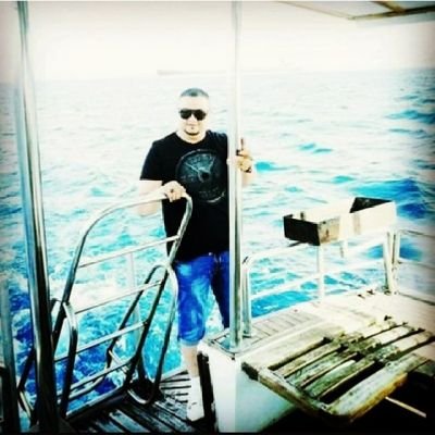 أخبرو من أغلق الأبواب في وجهي بأنني سأعود
وأشتري المبنى بأبوابه !